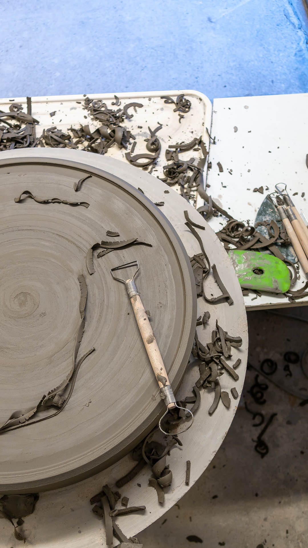 Arbete med keramikfat.