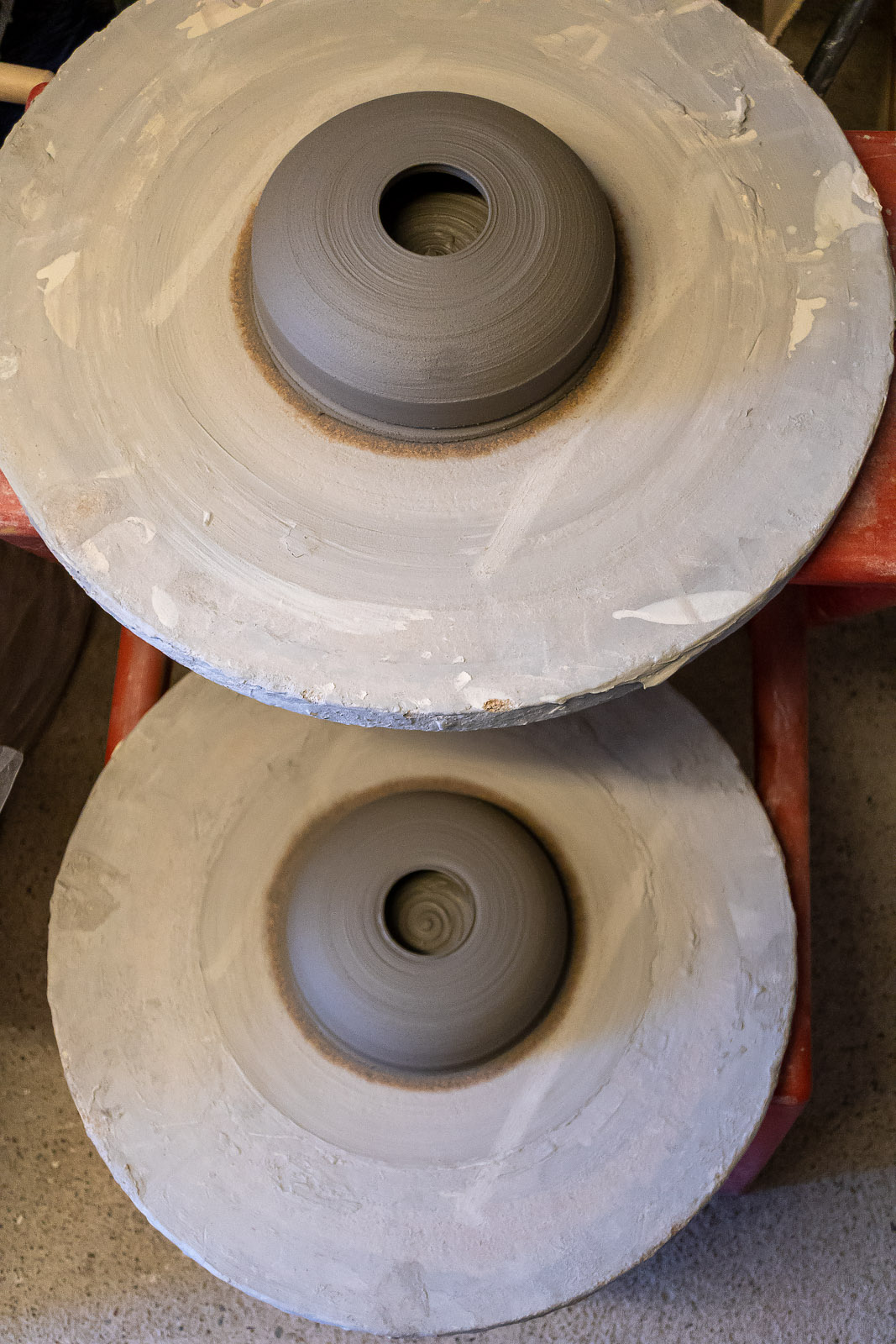 Burkar på tork i keramikverkstan.