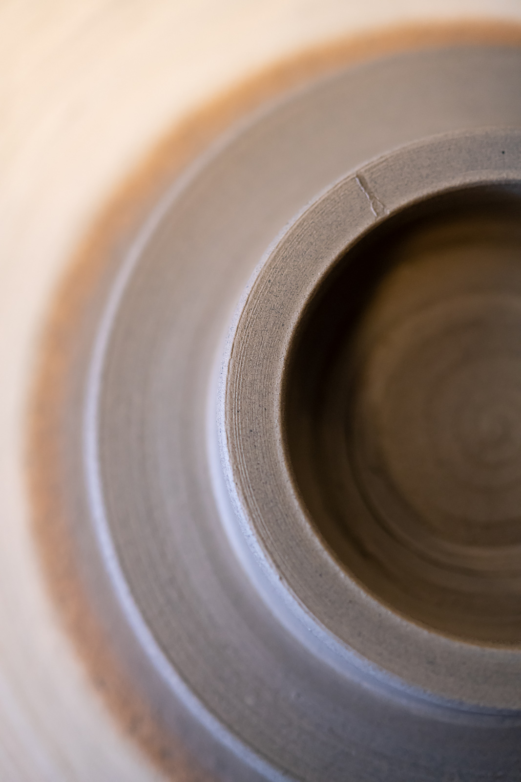 Detaljbild drejat lock.