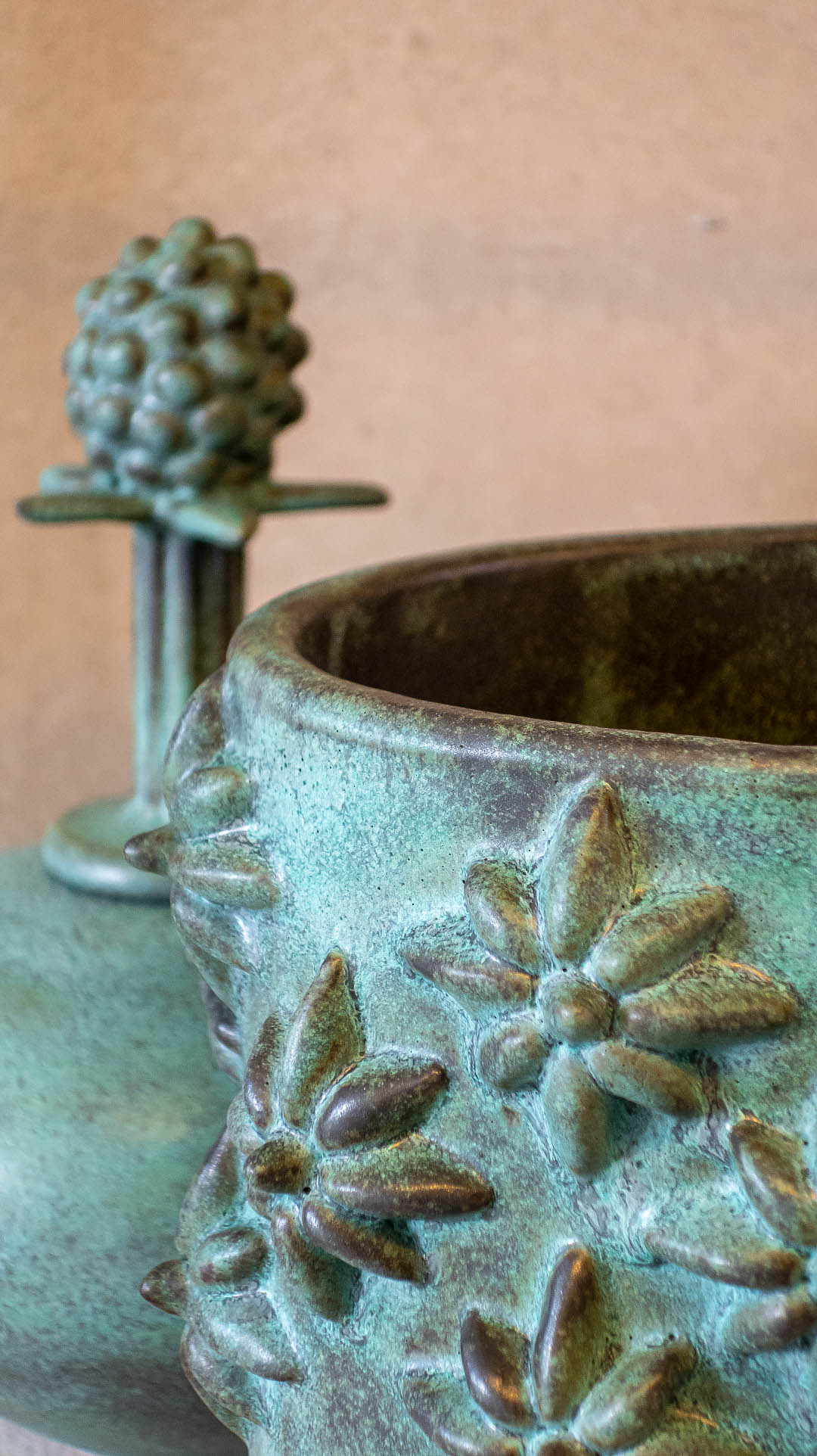 Detaljbild reliefmönster.