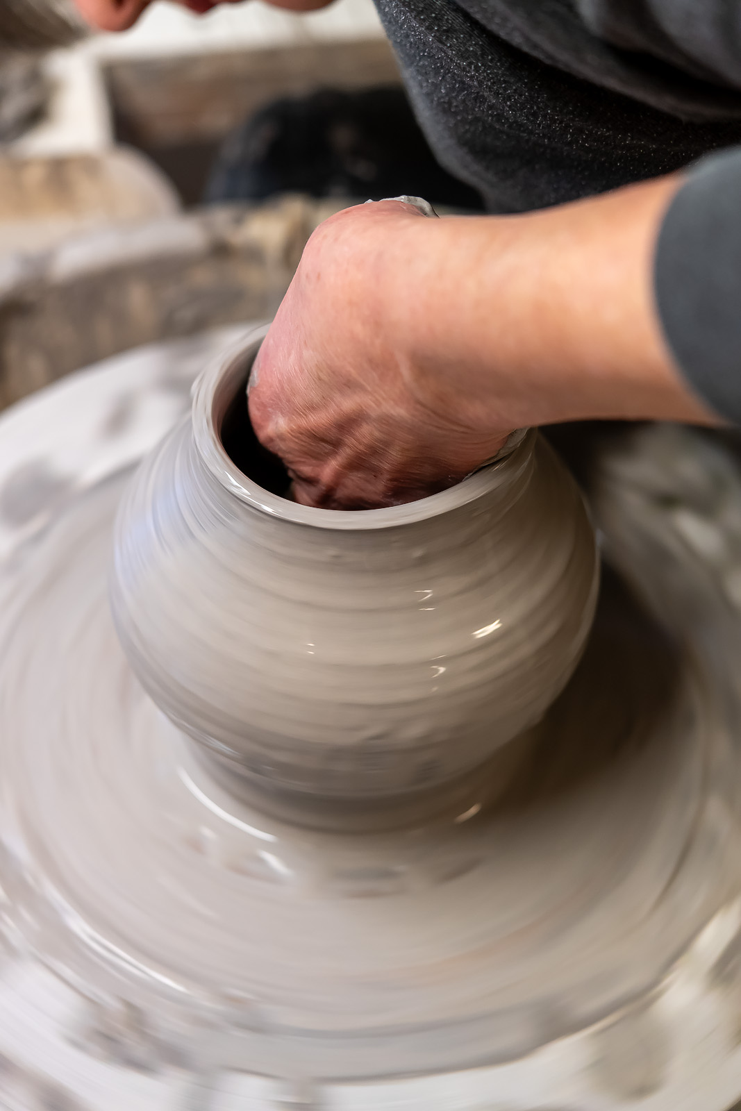 Elna-Karin drejar vaser.