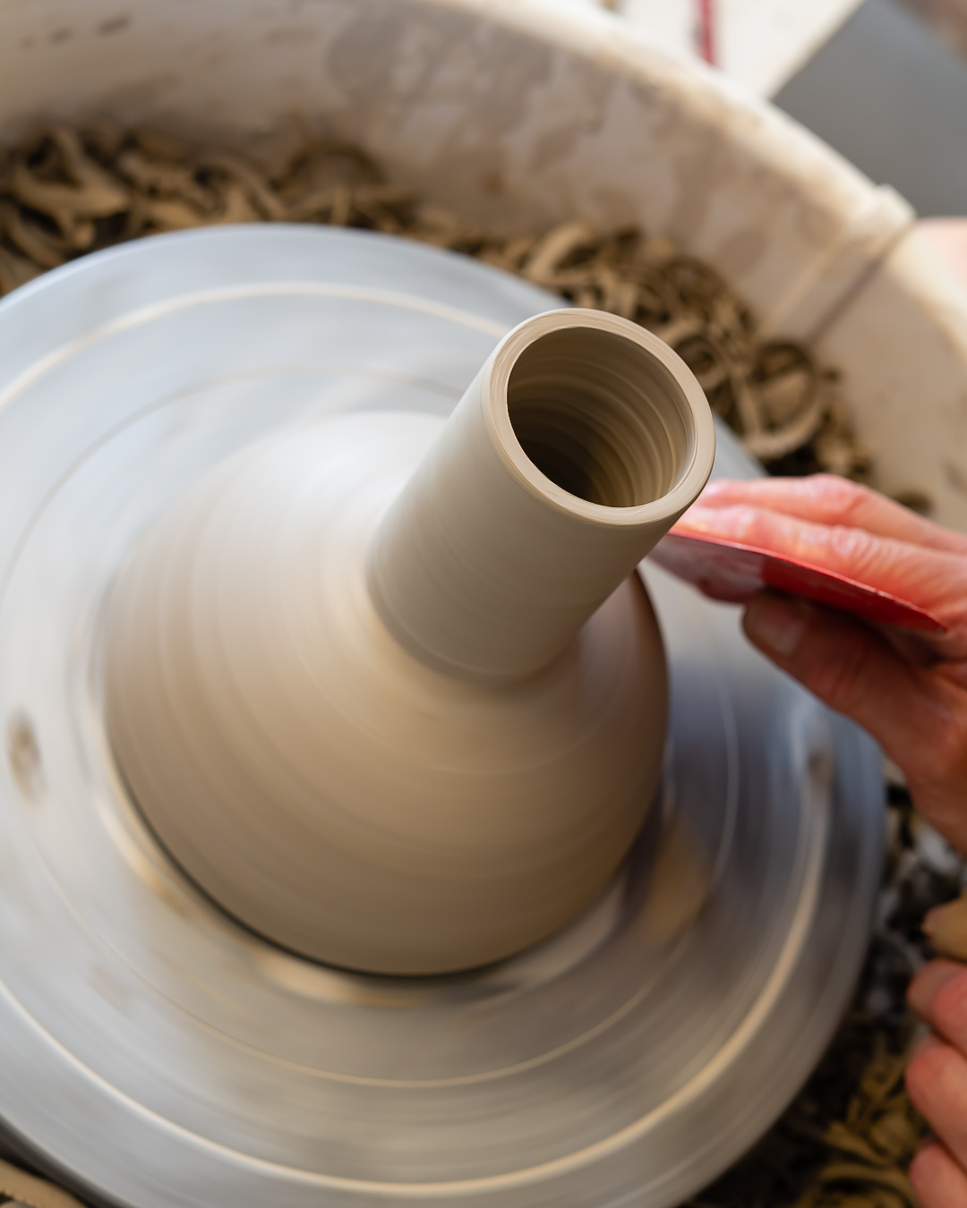 Elna-Karin jobbar vid drejskivan.