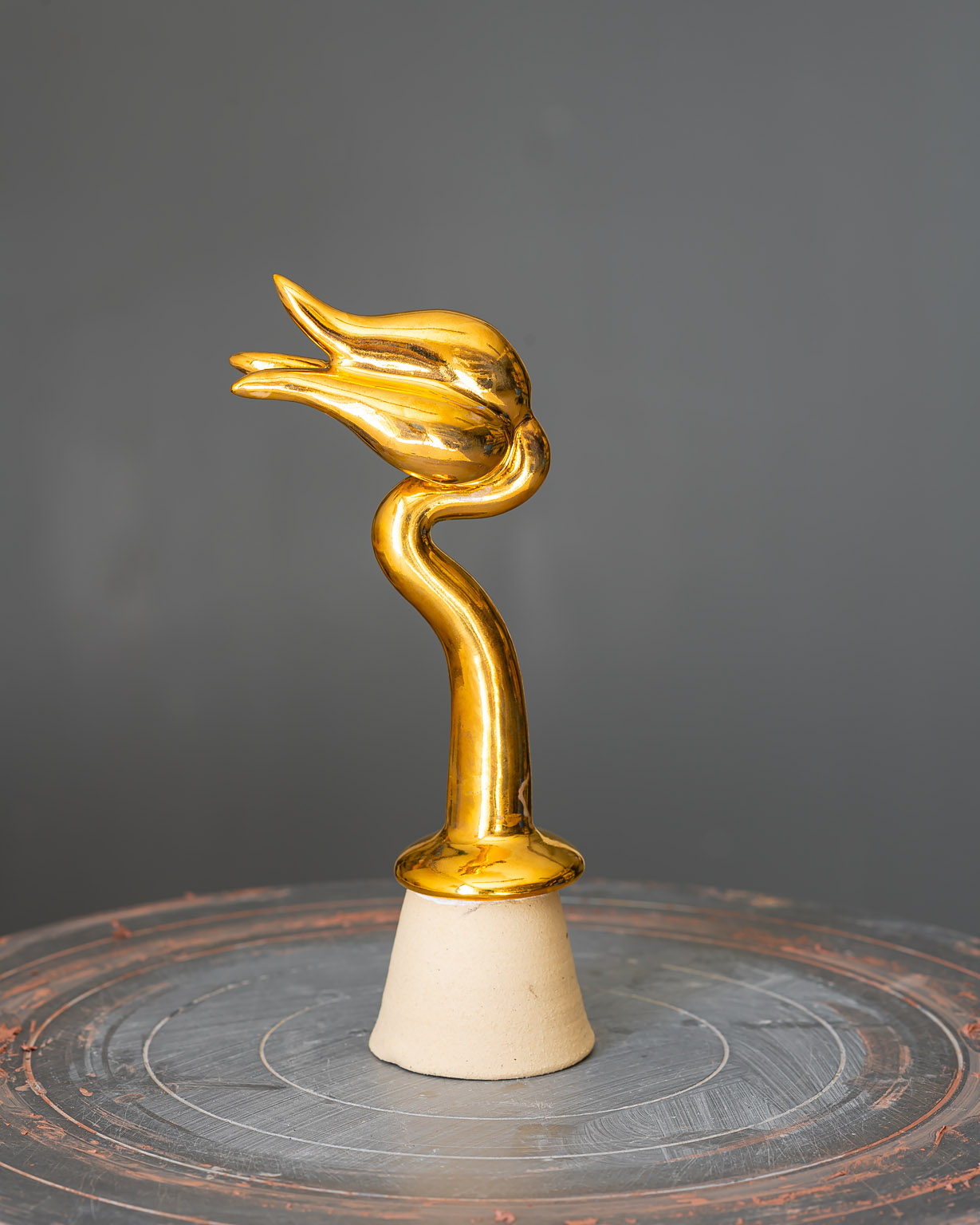 Guldlock, keramik av Elna-Karin Helgesson