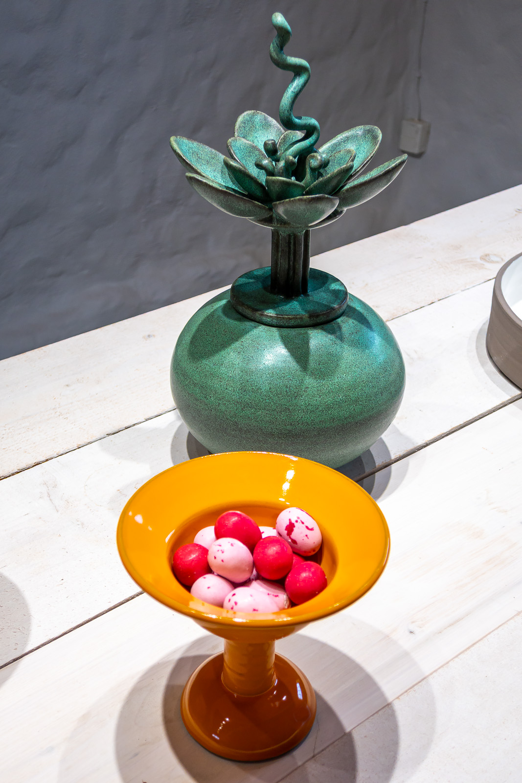 Keramik i utställningslokalen.