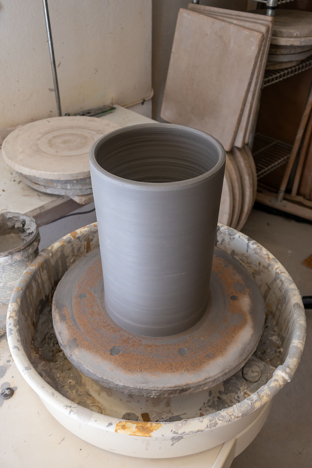 Kruka på drejskiva i Elna-Karins keramikverkstad.