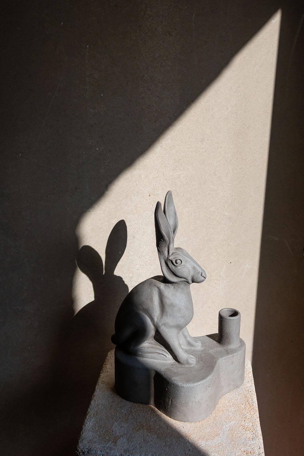 Ljusstake Hare på tork i Elna-Karins keramikverkstad.