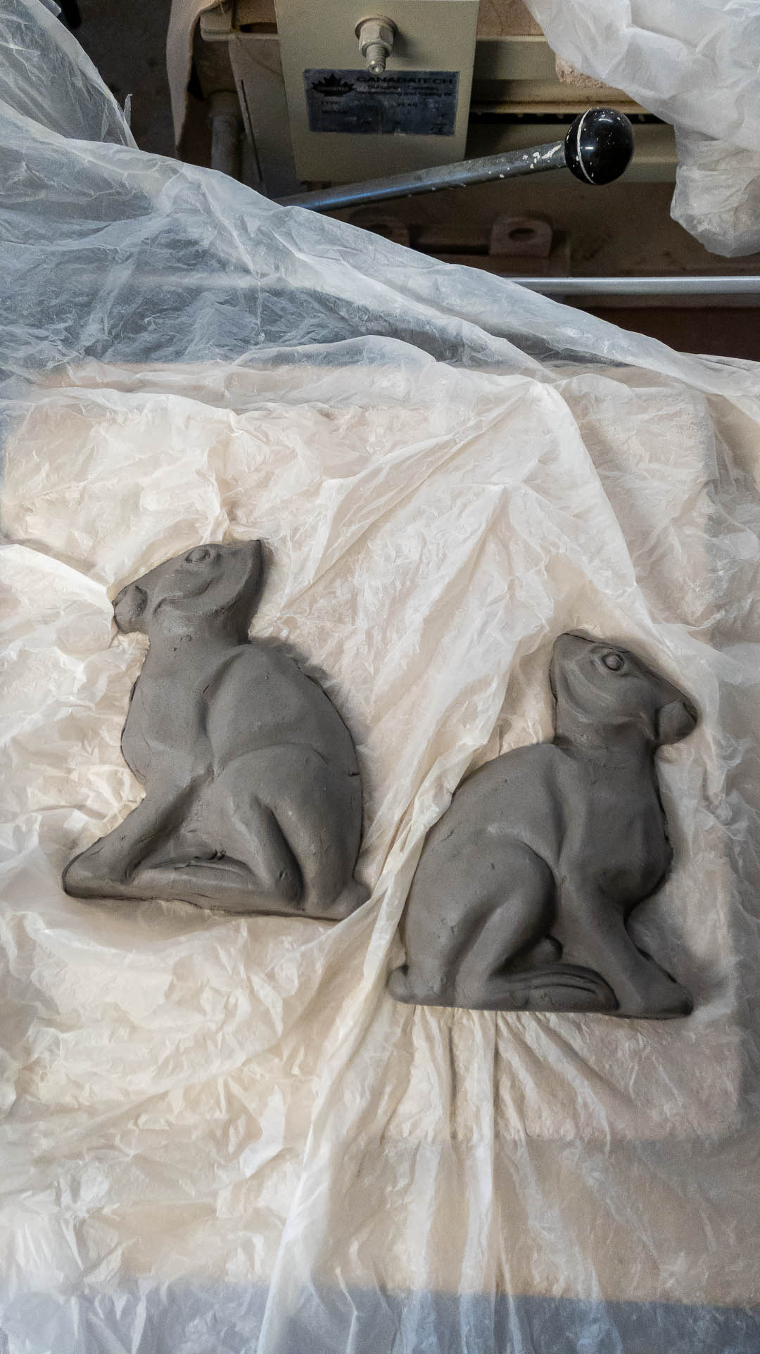 Ljusstake hare i keramik under produktion