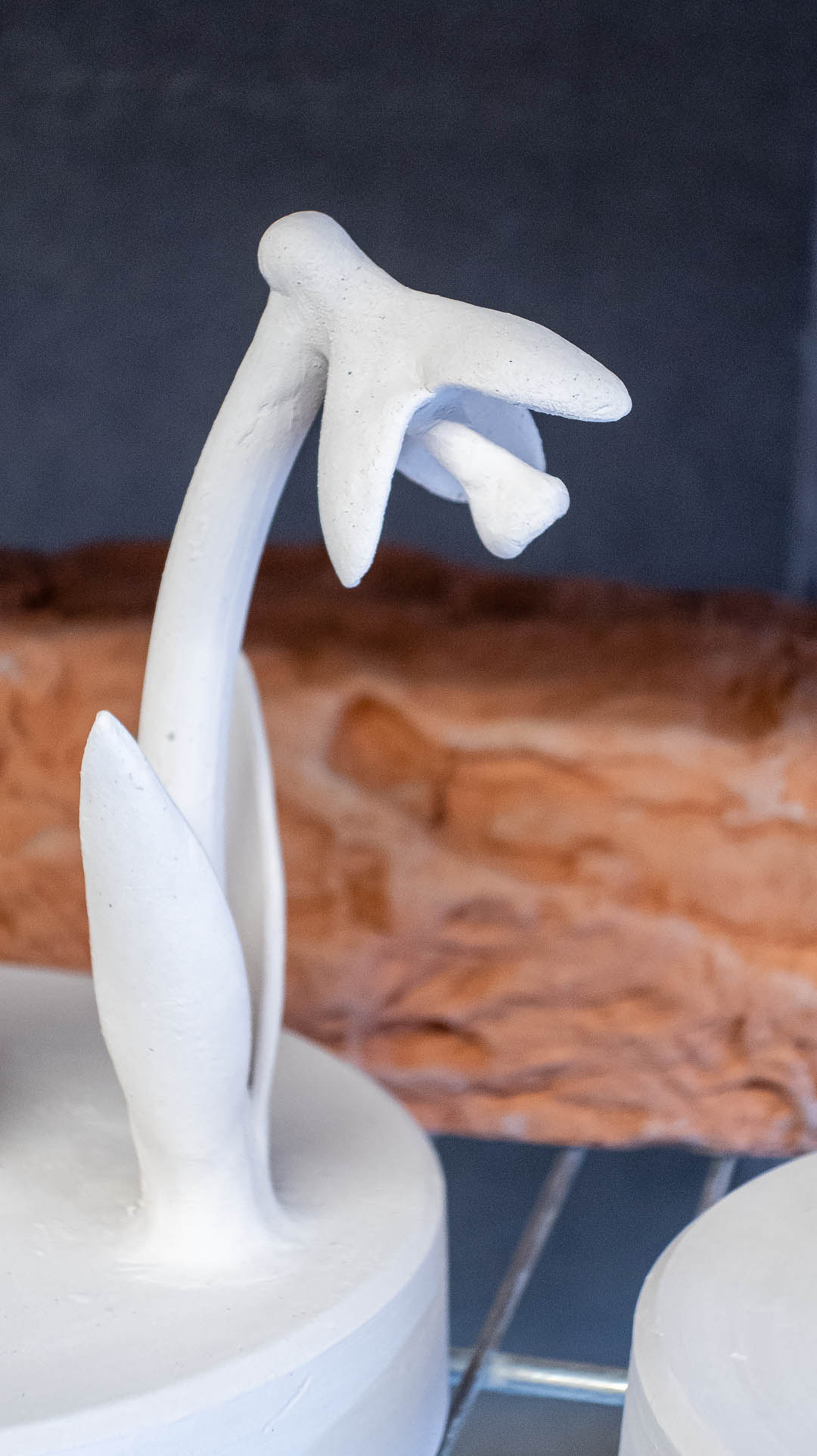 Oglaserad snödroppe på ljusstake.