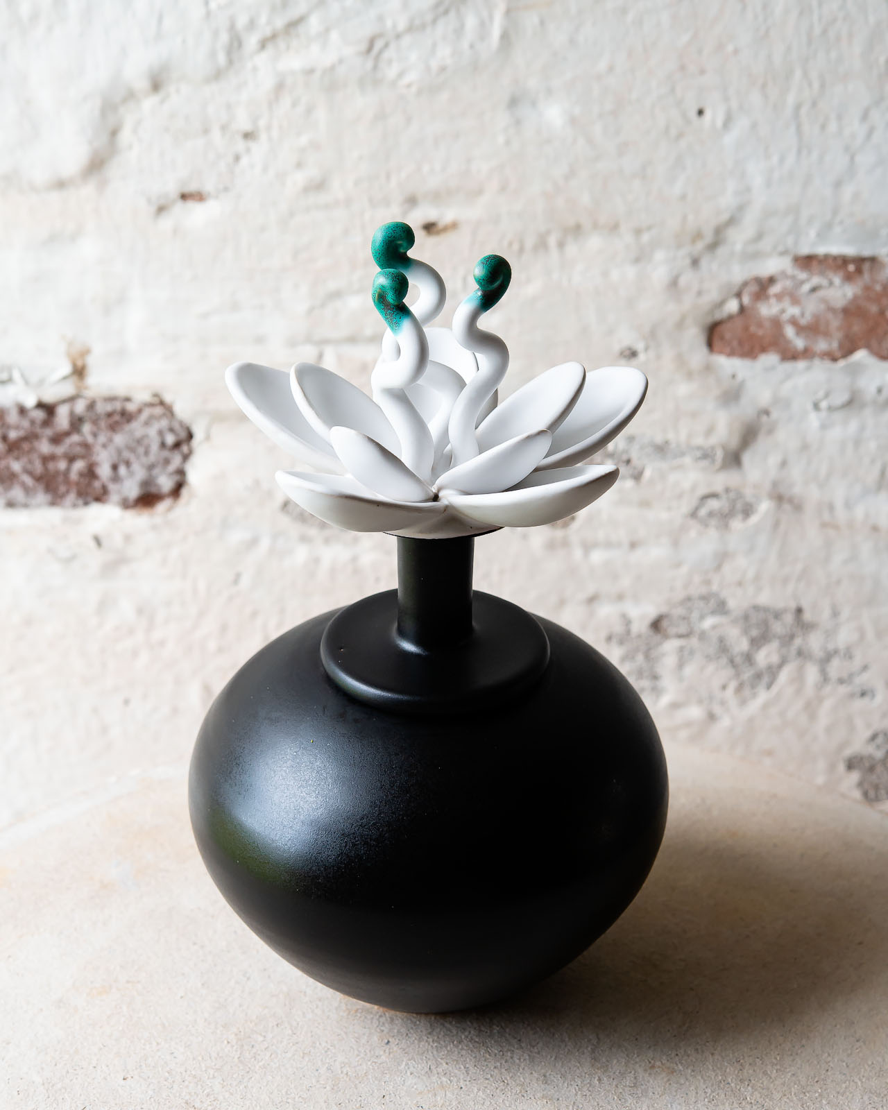 Vas - burk i utställningslokal.